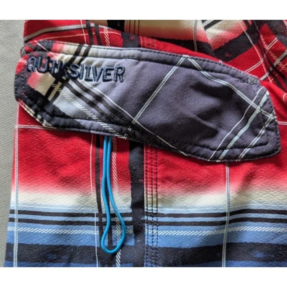 Quicksilver Cypher Wonderland Men Size 36-38 Red white navy blue Board Shorts